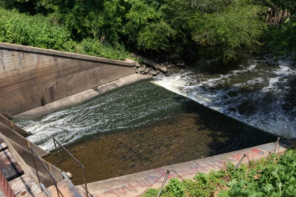 Widok Pędzącą Wodę Tamy Lock Dam Gruzji — Zdjęcie stockowe