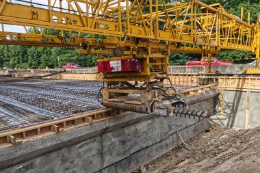 Augusta, Ga USA - 06 04 21: Otoyol köprüsü inşaatı Terex beton kaldırım köşesi manzarası