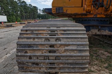 Augusta, Ga USA - 06 04 21: Highway Köprüsü inşaat kepçesi tekerlek kemerini kapatın 