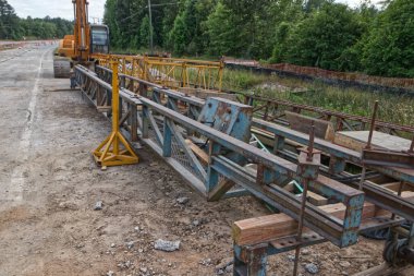 Augusta, Ga USA - 06 04 21: Otoyol Köprüsü İnşaat Metal kirişleri ve ayakta 