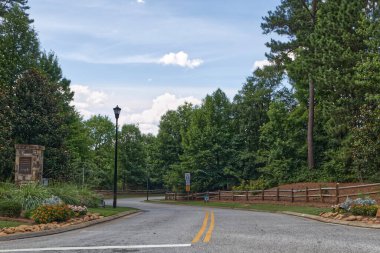 Augusta, Ga USA - 06-26-21: Lüks bir mahalle taş tabela otoyoluna giriş   