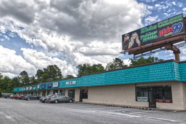 Columbia County, Ga USA - 06 26 21: 1980 model eski moda perakende alışveriş merkezi plazası 