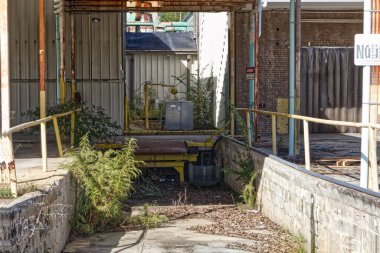 Aşırı gelişmiş sanayi rıhtım alanı vintage rayları boşaltılıyor