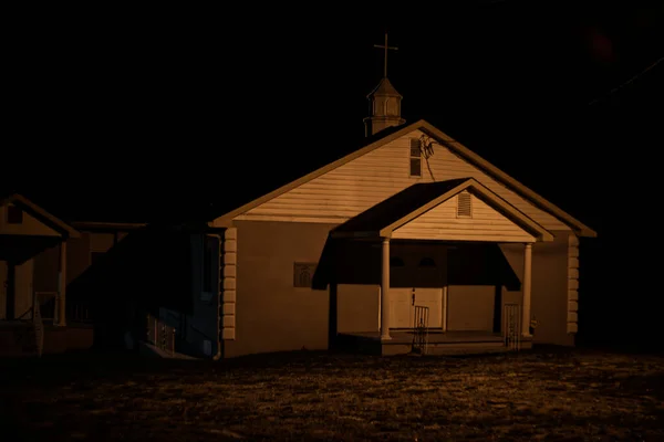 Хефзиба Штат Сша Старая Винтажная Белая Церковь Ночью Сельской Дороге — стоковое фото