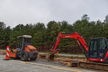 Augusta, Ga USA - 09: 22: 21: Yol kenarında bir inşaat alanında ağır makineler 