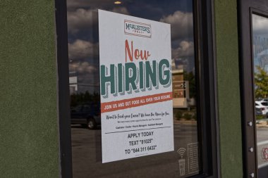 Grovetown, Ga USA - 10 14 21: McAlisters Deli Restoranı işe alım işareti