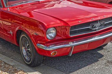 Grovetown, Ga USA - 10 14: 21: 1966 nadir bulunan kırmızı Ford Mustang ön köşe