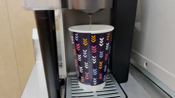 Cup Makinesinden Bir Fincana Akan Sıcak Kahve — Stok video