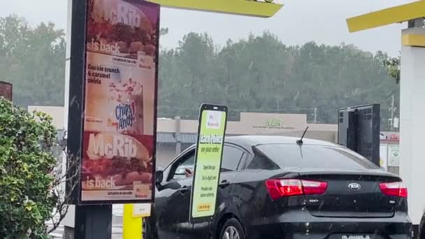 オーガスタ ガインUsa 嵐の中をドライブ中のマクドナルドレストラン車 — ストック動画