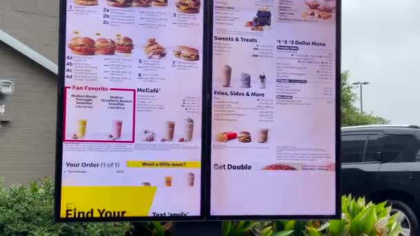 Augusta Usa 麦当劳餐厅菜单数字标牌价格 招工和在雨中开车 — 图库视频影像