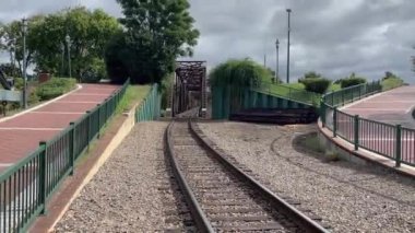 Augusta, Ga USA - 09 10 21: Augusta şehir merkezindeki Riverwalk 'ta tren köprüsü