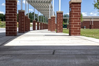 Gürcistan 'da tuğla kolonları olan beton bir yürüyüş yolu. 