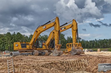 Augusta, Ga USA - 09 10 10 21: CAT ön yükleyiciler inşaat sahası çifti
