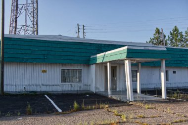 Georgia 'da terk edilmiş eski beyaz ve yeşil bir bina. 