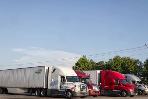 Augusta Usa Linea Semirimorchi Alla Fermata Camion Nelle Zone Rurali — Foto Stock