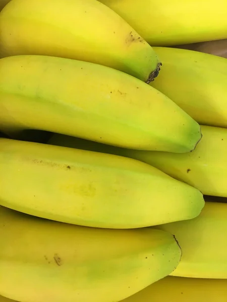 一束成熟的黄色香蕉 略带绿色 — 图库照片