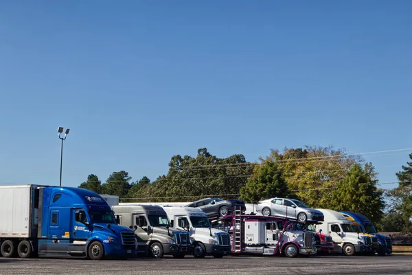 Augusta Eua Linha Semi Caminhões Uma Parada Caminhão Céu Azul — Fotografia de Stock