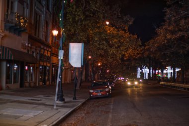 Augusta, Ga USA - 11720: Gece vakti Augusta Georgia şehir merkezi Netflix tatil süslemeleri ve trafik