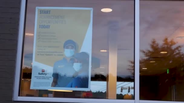 Augusta Usa Mcdonalds 창가에서 기회균등 포스터를 사용하고 — 비디오
