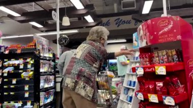 Hephzibah, Ga USA - 121 09 21: IGA perakende satış mağazasında bazı kişiler yüz maskesi takıyor 