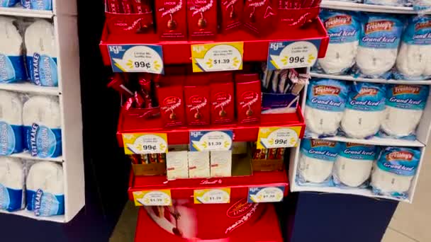 Hephzibah Usa Kantelen Lindt Snoep Vakantie Display Iga Winkel — Stockvideo