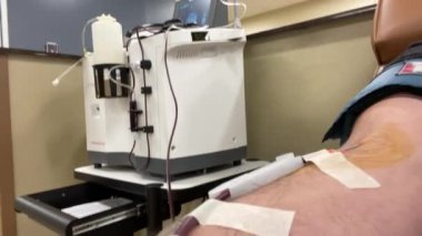 Augusta, Ga USA - 09 01 21: Plazma ve makineleri bağışlayan bir adam