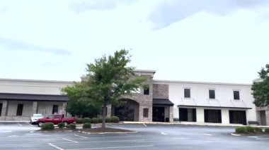 Augusta, Ga USA - 09 01 21: Bir perakende alışveriş merkezi ve otopark 
