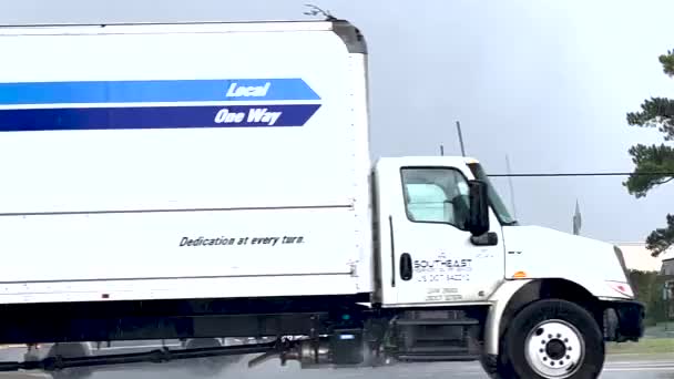 オーガスタ ガインUsa 役員はコロンビア道路上の雨の中でトラックを引っ張っています — ストック動画
