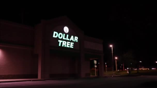 Augusta Usa Dollar Tree Einzelhandelsgeschäft Der Nacht Seitenansicht — Stockvideo