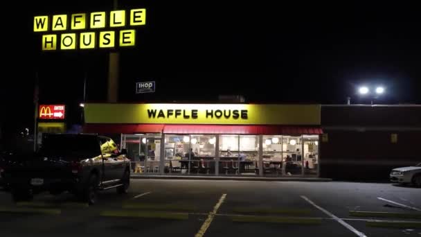 Augusta Usa Restauracja Waffle House Nocy Ludzie Wewnątrz Znaki — Wideo stockowe