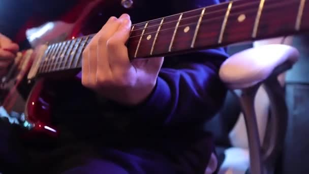 一个青少年玩一个自定义的电吉他电板焦点 — 图库视频影像