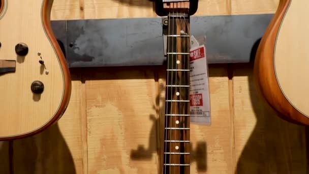 Augusta Usa Guitar Center Augustaインテリアは 壁にロックされたフェンダーフラットトップアコースティックギターの傾き — ストック動画