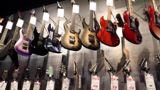 Augusta Usa Guitar Center Augusta Pan Expensive Electric Guitar Wall — ストック動画