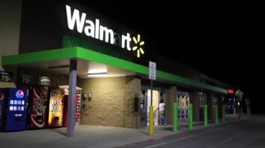 Augusta, Ga USA - 10 18: 21: Walmart mahalle perakende mağazası geceleri insanlar yüz maskesi takarak girip çıkıyorlar 