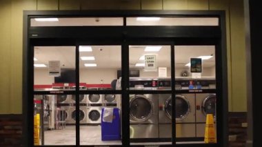 Augusta, Ga USA - 10 18 21: Gece sokak lambası Windsor Spring Yolu 'ndaki otoyolda bir araba 