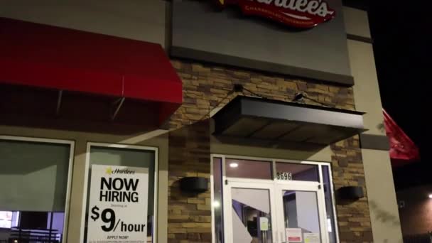 Августа Сша Hardees Fast Food Restaurant Night Building Sign Now — стоковое видео