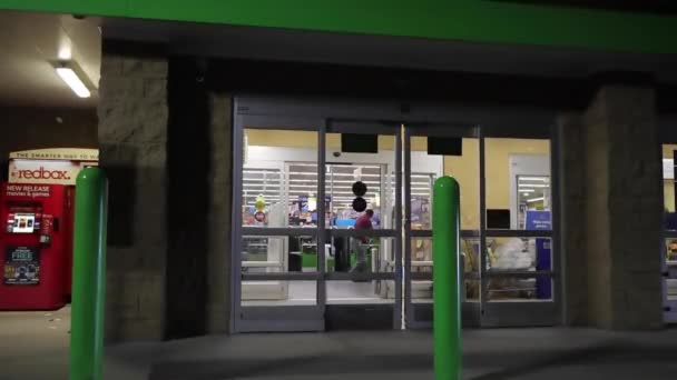 Augusta Usa Walmart Tienda Minorista Barrio Por Noche Persona Dentro — Vídeos de Stock