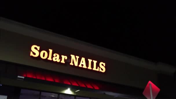 Augusta Usa Solar Nail Salon Sign Night Exterior Tilt — Stockvideo