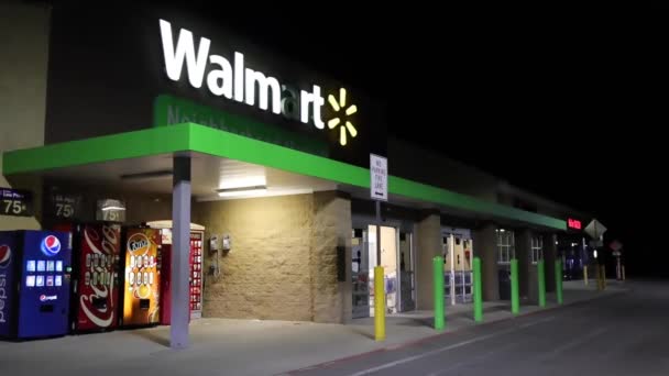 オーガスタ ガインUsa Walmart近所の市場の小売店夜の女性で2つのカートを引く — ストック動画
