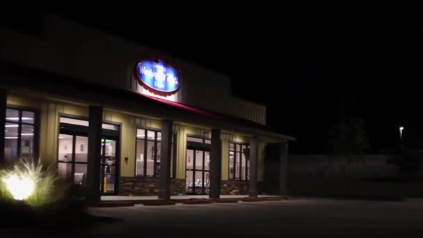 Augusta Usa Menschen Einem Modernen Waschsalon Bei Nacht Blick Durch — Stockvideo