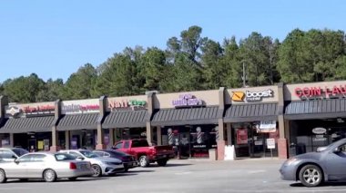 Augusta, Ga USA - 10-18-21: Tramvaylı ve bisikletli bir adamla küçük bir kasaba alışveriş merkezi alışveriş merkezinin Pan 'ı