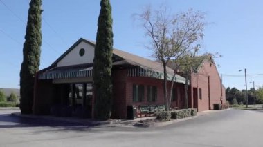 Augusta, Ga USA - 10 18 21: Kapalı bir restoran tuğlası ve güzel manzara