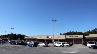 Augusta, Ga USA - 10-18-21: Tramvaylı ve bisikletli bir adamla küçük bir kasaba alışveriş merkezi alışveriş merkezinin Pan 'ı