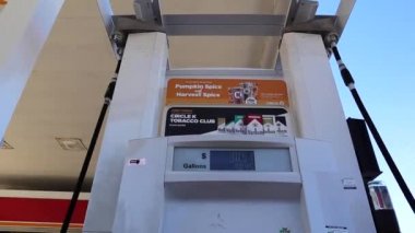 Augusta, Ga USA - 10 18: 21: K benzin istasyonunu çevreleyin Yakıt pompası yüksek benzin fiyatlarını kapatın