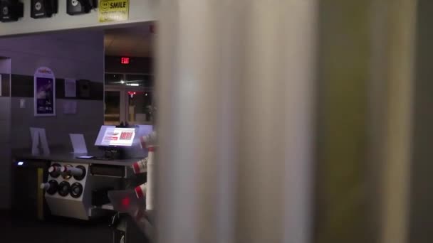 Augusta, Ga USA - 10 18 21: Hardees fast food restaurace v noci interiér střelen oknem po zavření odhalit pan 