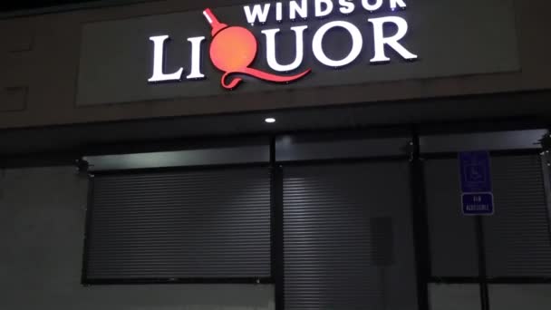 Augusta Usa Closed Secure Liquor Retail Store Entrance Night — 图库视频影像