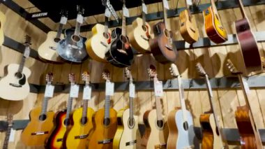 Augusta, Ga USA - 10 18 21: Augusta Gitar Merkezi Akustik Gitar Duvarı Tavası