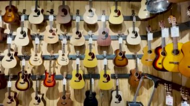 Augusta, Ga USA - 10 18 21: Augusta Gitar Merkezi Akustik Gitar Duvarı Köşe Tavası