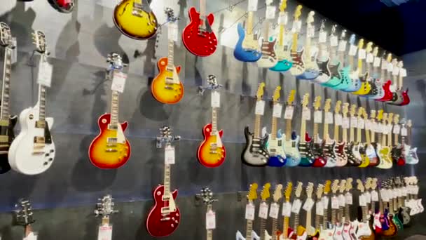 Augusta Usa Kytara Centrum Augusta Elektrické Kytary Nástěnná Pánev Gibson — Stock video