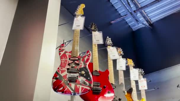 Augusta Usa Guitar Center Augusta Electric Guitars Wandschwenkgitarre Evh Frankenstein — Stockvideo